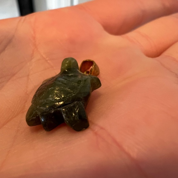 Set of 2 Green Stone Turtle Jewelry Pieces Pin and Necklace Pendant - Picture 12 of 16